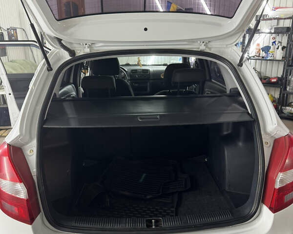 Белый Шкода Фабия, объемом двигателя 1.6 л и пробегом 300 тыс. км за 6350 $, фото 6 на Automoto.ua