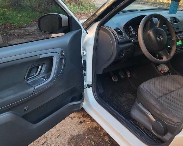 Білий Шкода Фабія, об'ємом двигуна 1.6 л та пробігом 259 тис. км за 6300 $, фото 4 на Automoto.ua