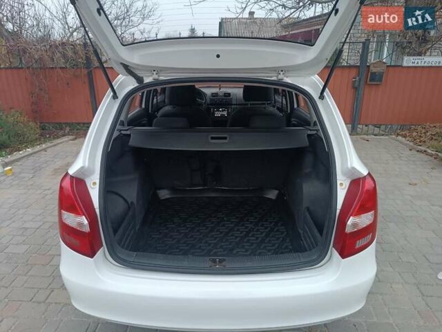 Белый Шкода Фабия, объемом двигателя 1.39 л и пробегом 266 тыс. км за 6500 $, фото 1 на Automoto.ua