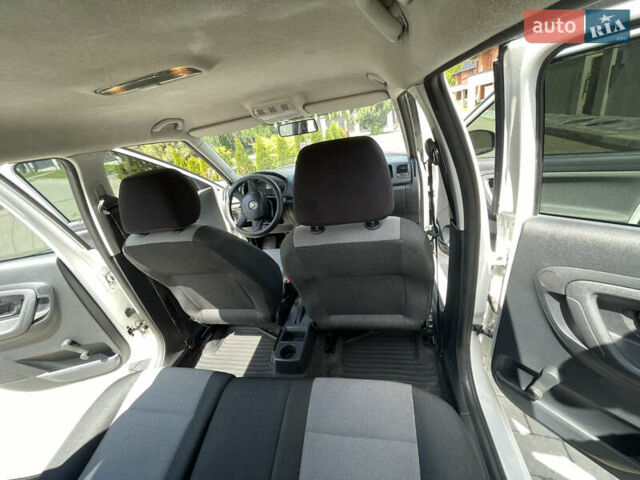 Білий Шкода Фабія, об'ємом двигуна 1.2 л та пробігом 297 тис. км за 5600 $, фото 10 на Automoto.ua