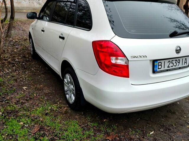 Белый Шкода Фабия, объемом двигателя 1.6 л и пробегом 226 тыс. км за 5999 $, фото 2 на Automoto.ua