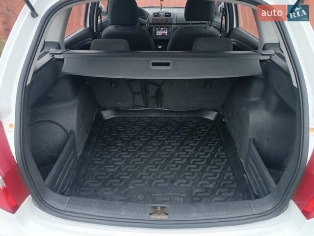 Белый Шкода Фабия, объемом двигателя 1.39 л и пробегом 266 тыс. км за 6500 $, фото 3 на Automoto.ua