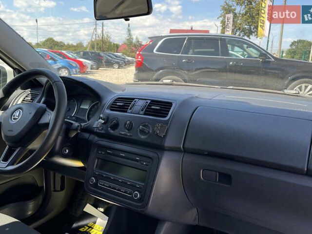 Белый Шкода Фабия, объемом двигателя 1.39 л и пробегом 266 тыс. км за 6800 $, фото 24 на Automoto.ua