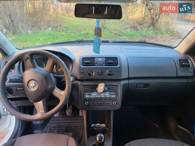 Білий Шкода Фабія, об'ємом двигуна 1.6 л та пробігом 259 тис. км за 6300 $, фото 8 на Automoto.ua