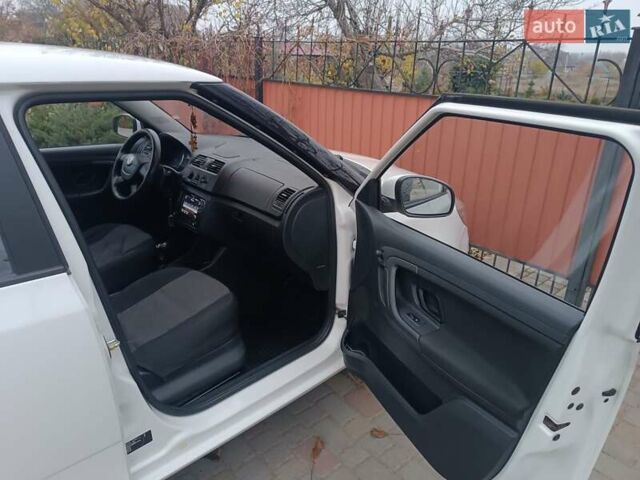 Белый Шкода Фабия, объемом двигателя 1.39 л и пробегом 266 тыс. км за 6500 $, фото 4 на Automoto.ua