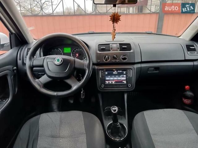 Белый Шкода Фабия, объемом двигателя 1.39 л и пробегом 266 тыс. км за 6500 $, фото 22 на Automoto.ua