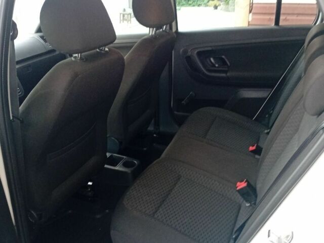 Шкода Фабия 2013 в Полтаве на Automoto.ua Белый Шкода Фабия, объемом двигателя 1.6 л и пробегом 172 тыс. км за 6000 $, фото 7 на Automoto.ua