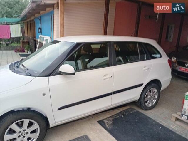 Белый Шкода Фабия, объемом двигателя 1.6 л и пробегом 172 тыс. км за 6000 $, фото 3 на Automoto.ua