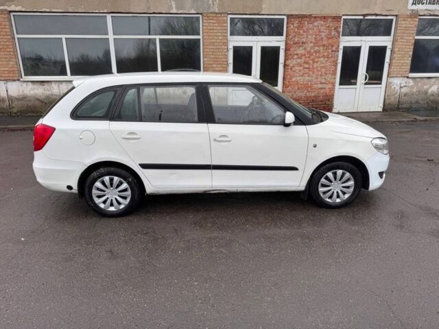 Белый Шкода Фабия, объемом двигателя 1.4 л и пробегом 230 тыс. км за 4500 $, фото 2 на Automoto.ua