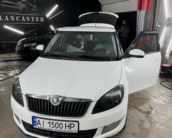 Белый Шкода Фабия, объемом двигателя 1.6 л и пробегом 300 тыс. км за 6350 $, фото 2 на Automoto.ua