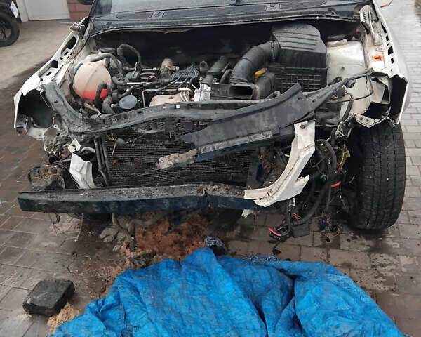 Белый Шкода Фабия, объемом двигателя 1.2 л и пробегом 250 тыс. км за 3500 $, фото 6 на Automoto.ua