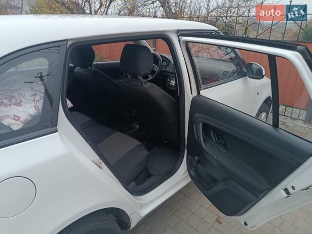 Белый Шкода Фабия, объемом двигателя 1.39 л и пробегом 266 тыс. км за 6500 $, фото 11 на Automoto.ua
