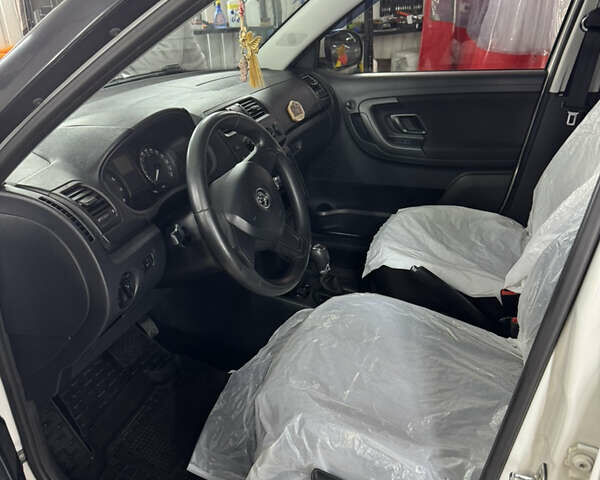 Белый Шкода Фабия, объемом двигателя 1.6 л и пробегом 300 тыс. км за 6350 $, фото 3 на Automoto.ua