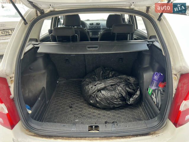 Білий Шкода Фабія, об'ємом двигуна 1.39 л та пробігом 392 тис. км за 5500 $, фото 11 на Automoto.ua