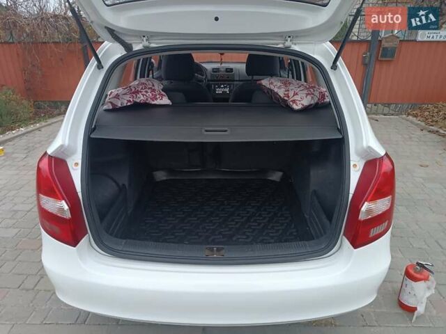 Белый Шкода Фабия, объемом двигателя 1.39 л и пробегом 266 тыс. км за 6500 $, фото 5 на Automoto.ua