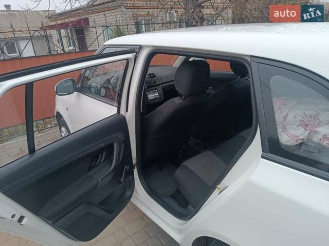 Белый Шкода Фабия, объемом двигателя 1.39 л и пробегом 266 тыс. км за 6500 $, фото 24 на Automoto.ua