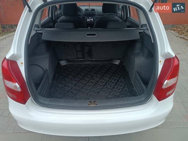 Белый Шкода Фабия, объемом двигателя 1.39 л и пробегом 266 тыс. км за 6500 $, фото 2 на Automoto.ua