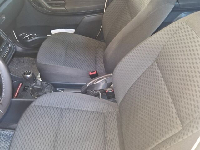 Белый Шкода Фабия, объемом двигателя 1.6 л и пробегом 136 тыс. км за 7000 $, фото 2 на Automoto.ua