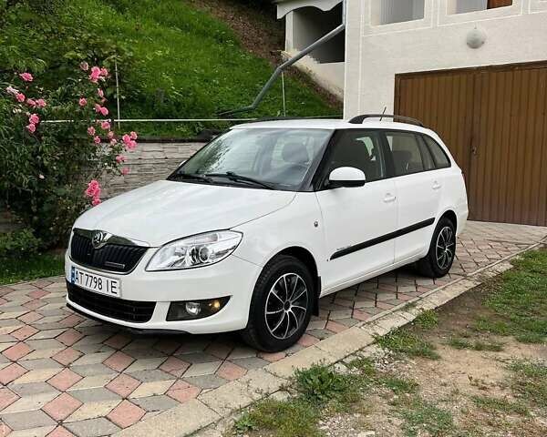 Белый Шкода Фабия, объемом двигателя 1.2 л и пробегом 250 тыс. км за 5200 $, фото 3 на Automoto.ua
