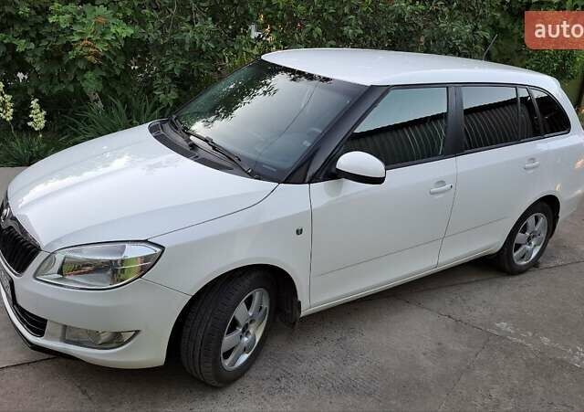 Белый Шкода Фабия, объемом двигателя 1.6 л и пробегом 272 тыс. км за 6500 $, фото 2 на Automoto.ua