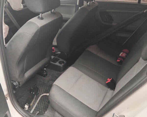 Белый Шкода Фабия, объемом двигателя 1.2 л и пробегом 250 тыс. км за 3500 $, фото 5 на Automoto.ua