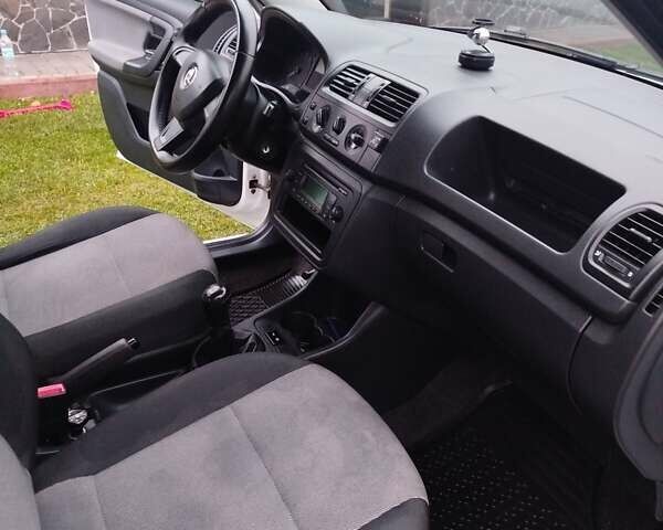 Білий Шкода Фабія, об'ємом двигуна 1.39 л та пробігом 194 тис. км за 5500 $, фото 2 на Automoto.ua