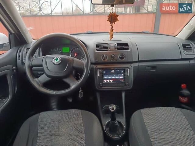 Белый Шкода Фабия, объемом двигателя 1.39 л и пробегом 266 тыс. км за 6500 $, фото 23 на Automoto.ua