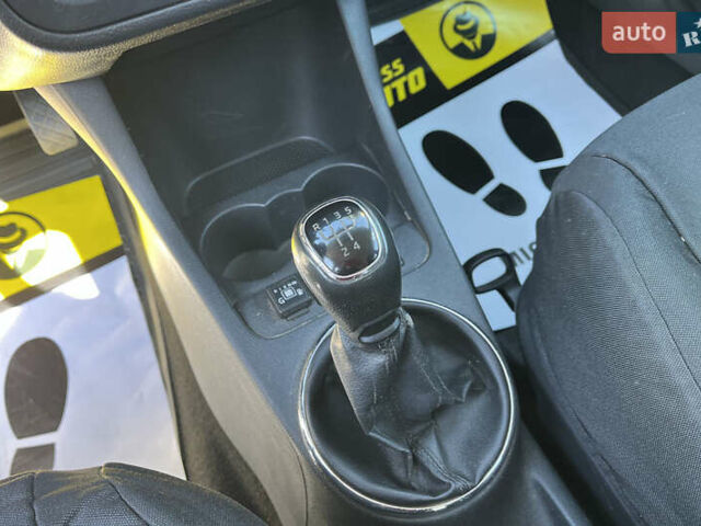 Белый Шкода Фабия, объемом двигателя 1.39 л и пробегом 266 тыс. км за 6800 $, фото 15 на Automoto.ua