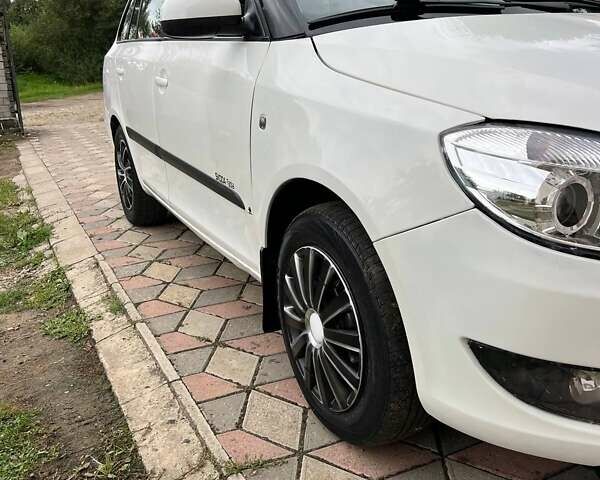 Белый Шкода Фабия, объемом двигателя 1.2 л и пробегом 250 тыс. км за 5200 $, фото 27 на Automoto.ua