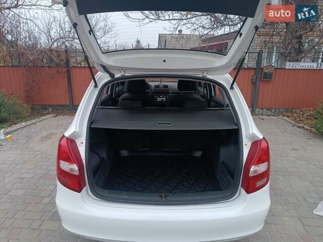 Белый Шкода Фабия, объемом двигателя 1.39 л и пробегом 266 тыс. км за 6500 $, фото 8 на Automoto.ua