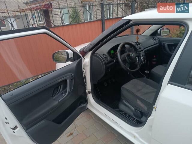 Белый Шкода Фабия, объемом двигателя 1.39 л и пробегом 266 тыс. км за 6500 $, фото 21 на Automoto.ua