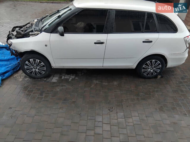 Белый Шкода Фабия, объемом двигателя 1.2 л и пробегом 250 тыс. км за 3500 $, фото 2 на Automoto.ua