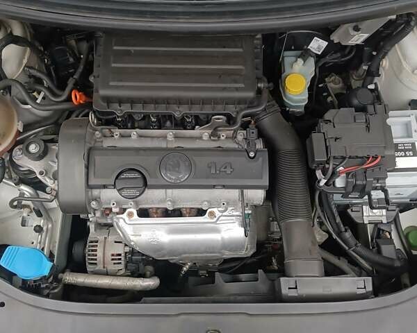 Белый Шкода Фабия, объемом двигателя 1.39 л и пробегом 266 тыс. км за 6500 $, фото 29 на Automoto.ua