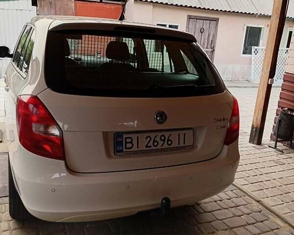 Белый Шкода Фабия, объемом двигателя 1.6 л и пробегом 172 тыс. км за 6000 $, фото 2 на Automoto.ua