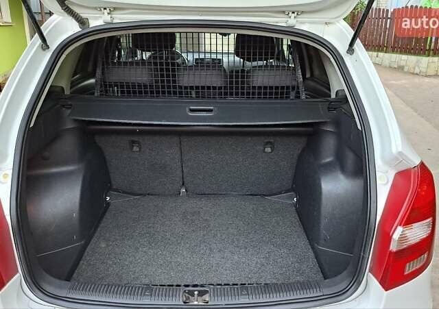 Белый Шкода Фабия, объемом двигателя 1.6 л и пробегом 272 тыс. км за 6500 $, фото 6 на Automoto.ua