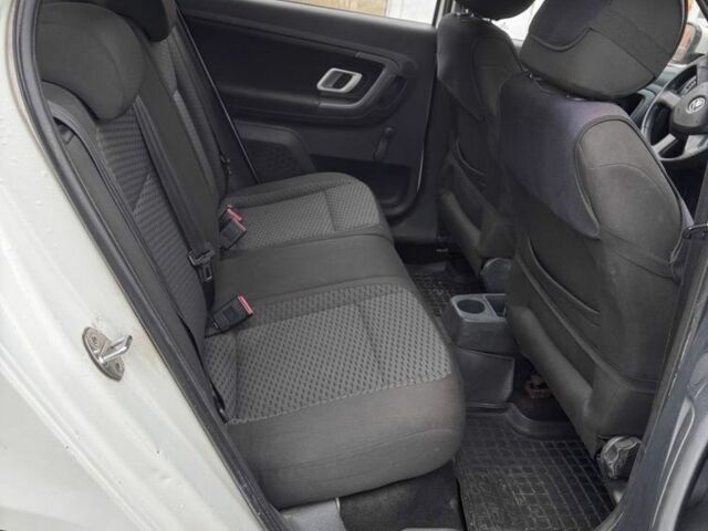 Белый Шкода Фабия, объемом двигателя 1.4 л и пробегом 230 тыс. км за 4500 $, фото 3 на Automoto.ua