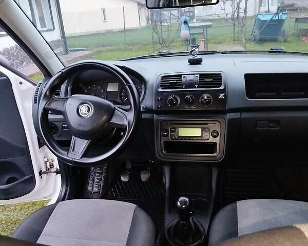 Білий Шкода Фабія, об'ємом двигуна 1.39 л та пробігом 194 тис. км за 5500 $, фото 4 на Automoto.ua
