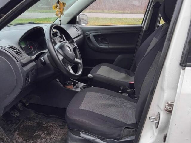 Белый Шкода Фабия, объемом двигателя 1.4 л и пробегом 230 тыс. км за 4500 $, фото 6 на Automoto.ua