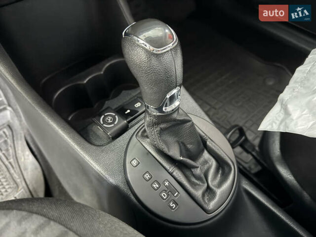 Белый Шкода Фабия, объемом двигателя 1.6 л и пробегом 300 тыс. км за 6350 $, фото 13 на Automoto.ua