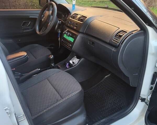 Білий Шкода Фабія, об'ємом двигуна 1.6 л та пробігом 259 тис. км за 6300 $, фото 7 на Automoto.ua