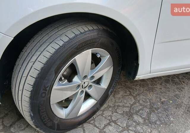 Білий Шкода Фабія, об'ємом двигуна 1.2 л та пробігом 305 тис. км за 4950 $, фото 14 на Automoto.ua