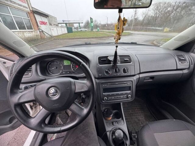 Белый Шкода Фабия, объемом двигателя 1.4 л и пробегом 230 тыс. км за 4500 $, фото 4 на Automoto.ua