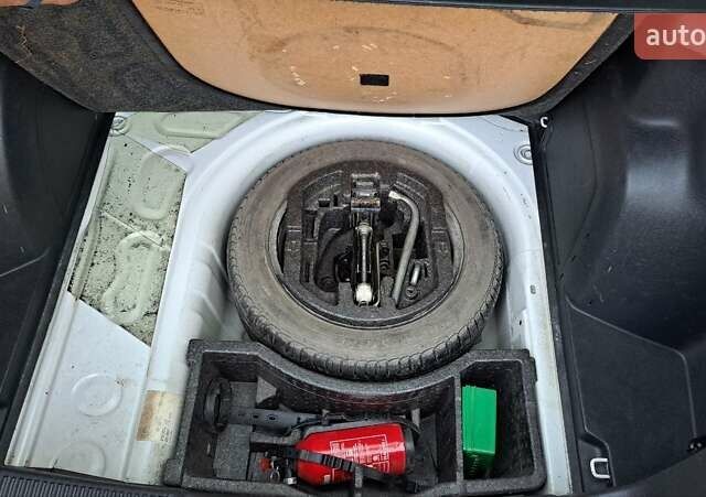 Белый Шкода Фабия, объемом двигателя 1.6 л и пробегом 272 тыс. км за 6500 $, фото 9 на Automoto.ua