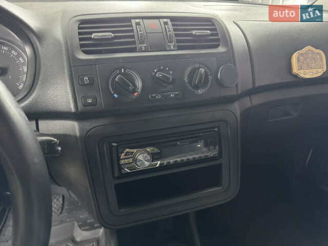 Белый Шкода Фабия, объемом двигателя 1.6 л и пробегом 300 тыс. км за 6350 $, фото 12 на Automoto.ua