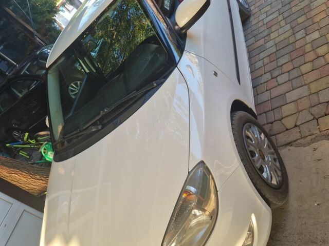 Белый Шкода Фабия, объемом двигателя 1.6 л и пробегом 136 тыс. км за 7000 $, фото 3 на Automoto.ua