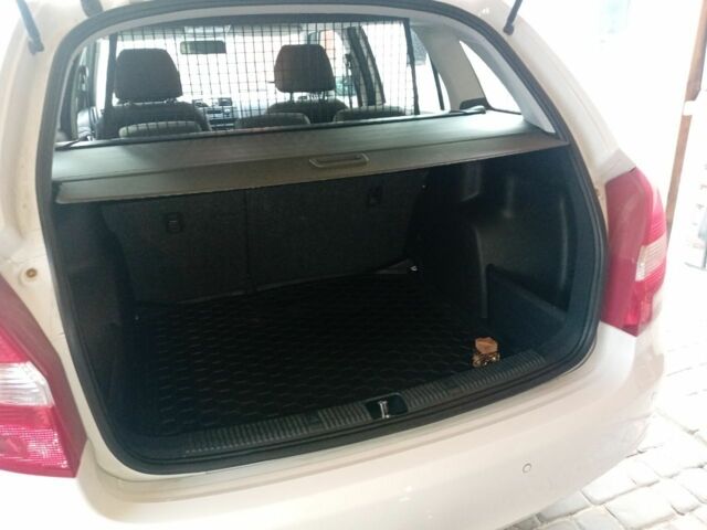 Шкода Фабия 2013 в Полтаве на Automoto.ua Белый Шкода Фабия, объемом двигателя 1.6 л и пробегом 172 тыс. км за 6000 $, фото 5 на Automoto.ua