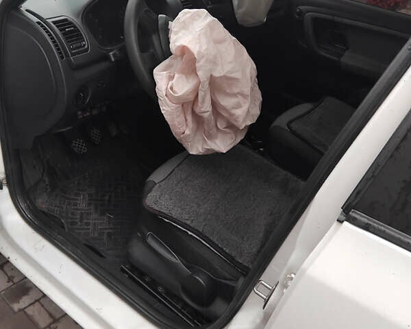 Белый Шкода Фабия, объемом двигателя 1.2 л и пробегом 250 тыс. км за 3500 $, фото 3 на Automoto.ua