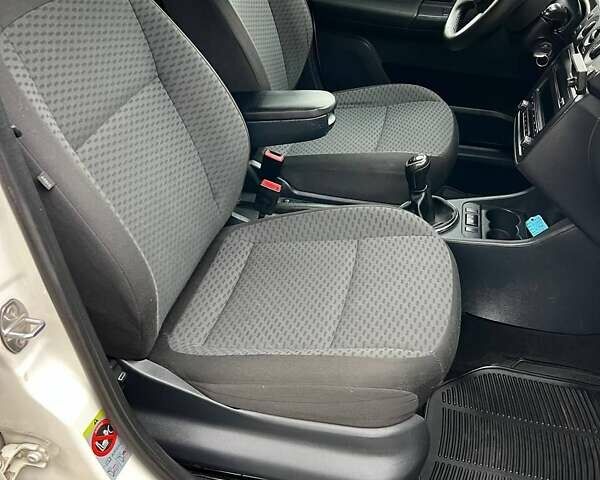 Белый Шкода Фабия, объемом двигателя 1.2 л и пробегом 250 тыс. км за 5200 $, фото 17 на Automoto.ua