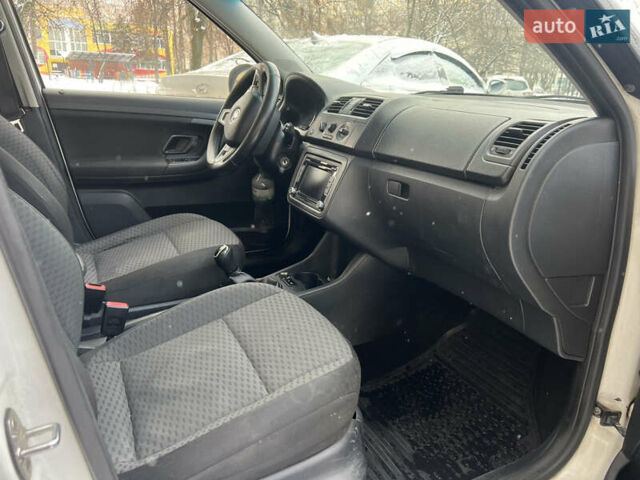 Білий Шкода Фабія, об'ємом двигуна 1.39 л та пробігом 392 тис. км за 5500 $, фото 13 на Automoto.ua