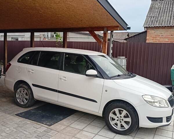 Белый Шкода Фабия, объемом двигателя 1.6 л и пробегом 172 тыс. км за 6000 $, фото 4 на Automoto.ua